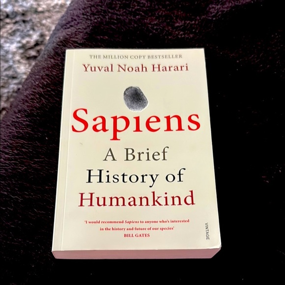 Sapiens A Brief History of Humankind by Yuval Noah Harari Book - Picture 1 of 3